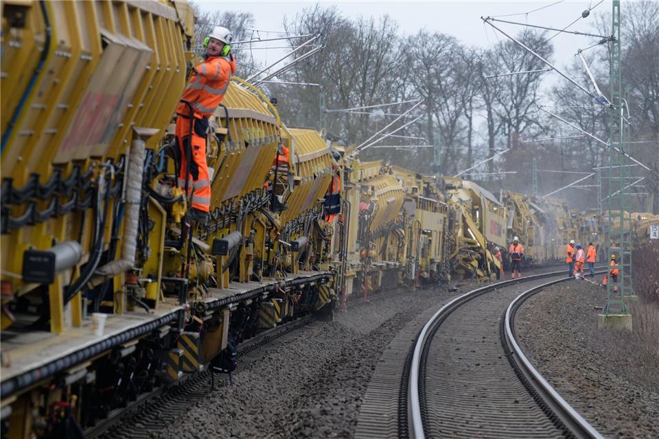 800 Meter lang ist der Spezialzug, der das Gleisbett erneuert.Henning Kaiser/dpa