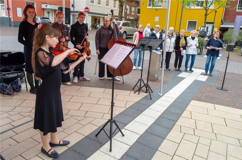 81 Jahre nach Ende des Zweiten Weltkriegs hat die SPD zu einer Gedenkveranstaltung auf den Remigius-Kirchplatz eingeladen.