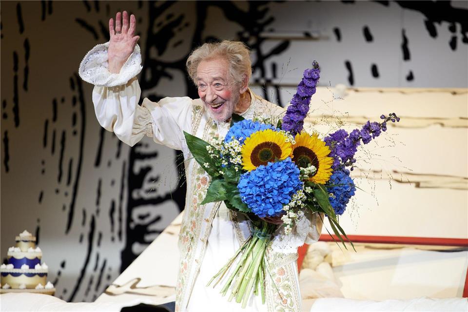 90. Geburtstag im Gewand auf der Bühne: Dieter Hallervorden hält nach der Premiere des Stückes „Der eingebildet Kranke“ im Schlosspark-Theater Blumen in der Hand.Joerg Carstensen/dpa