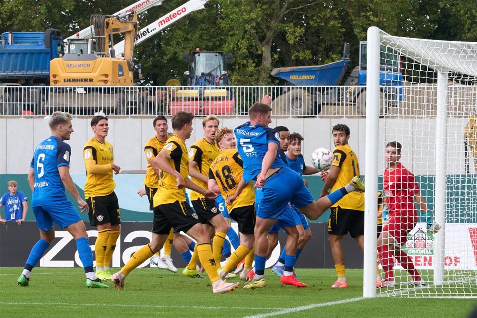 90 Minuten Spiel auf das Tor von Westfalia Rhynern: Dynamo Dresden zieht problemlos in die 2. Runde des DFB-Pokals ein.Bernd Thissen/dpa