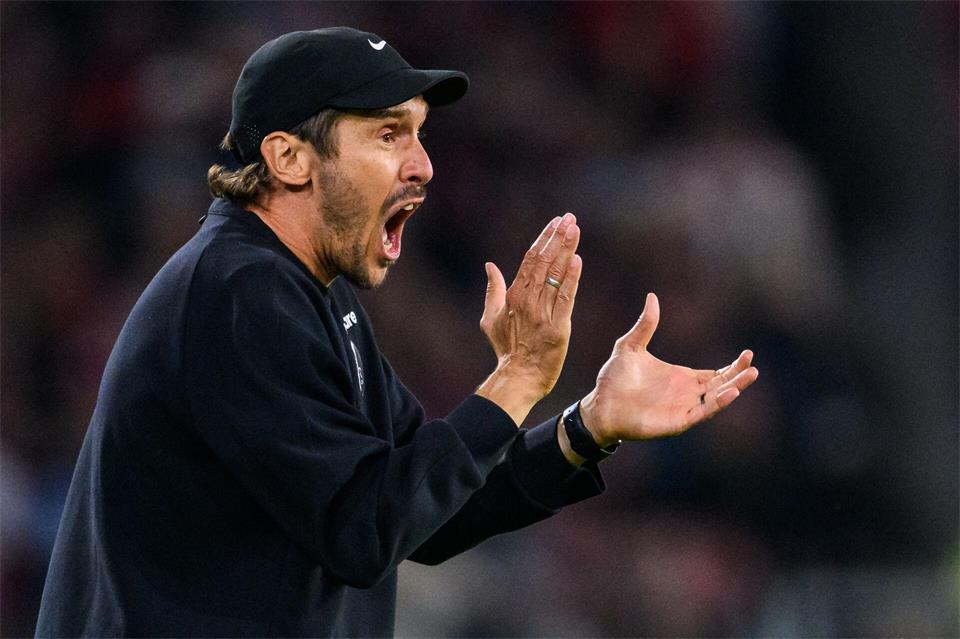 90 Minuten Volldampf: Freiburgs Trainer Julian Schuster steht an der Seitenlinie selten still. (Archivbild)Tom Weller/dpa