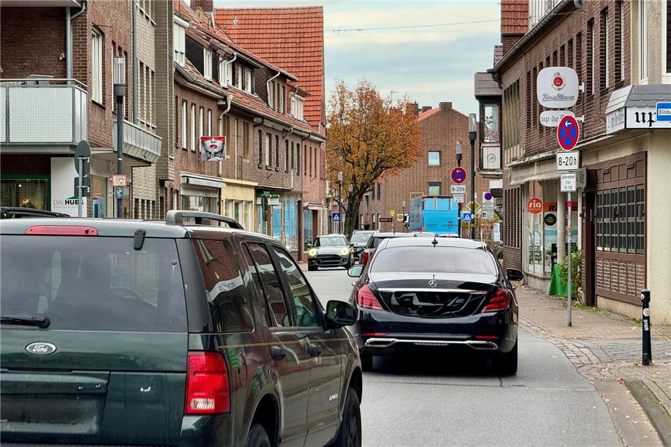 9000 Fahrzeuge sind jetzt täglich auf der Brinkstraße unterwegs. Wenn das Bauprojekt Brinkerhof fertig ist, dürften es 10.500 am Tag sein, zeigt eine erste Studie.
