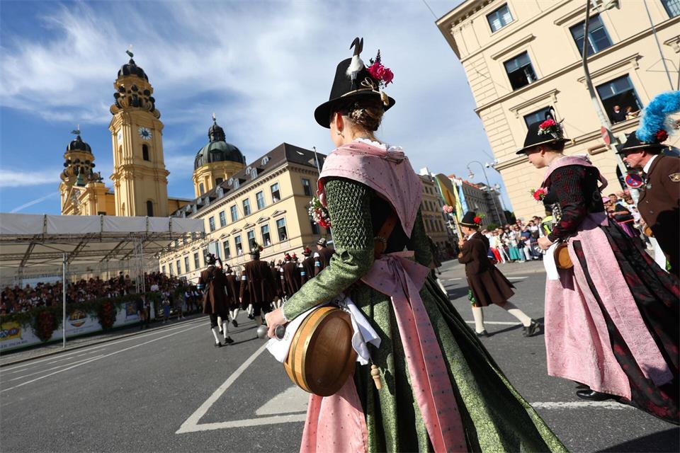 9.000 Trachtler ziehen durch die Stadt zum Festgelände. Karl-Josef Hildenbrand/dpa