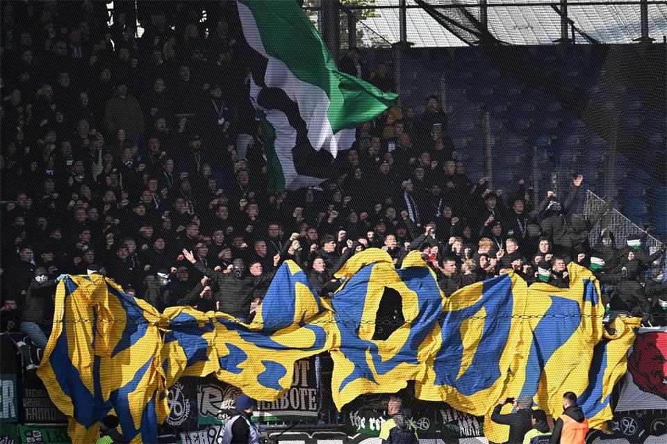96-Fans mit Teilen der entwendeten Braunschweig-Choreo. Swen Pförtner/dpa