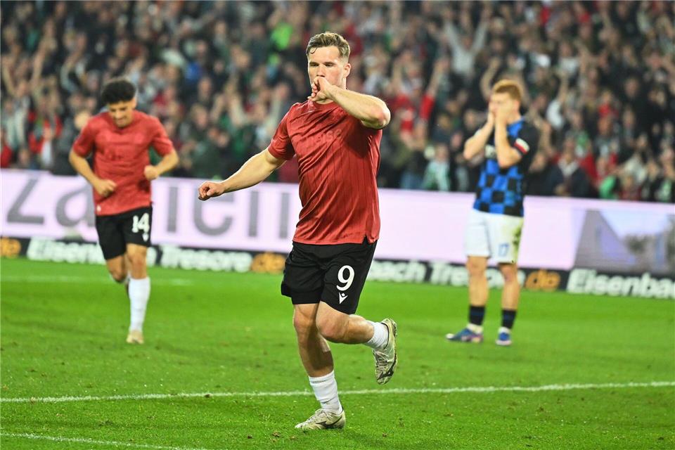 96-Stürmer Benjamin Källman gelang der 1:1-Ausgleich im Topspiel gegen den SC Paderborn.Swen Pförtner/dpa