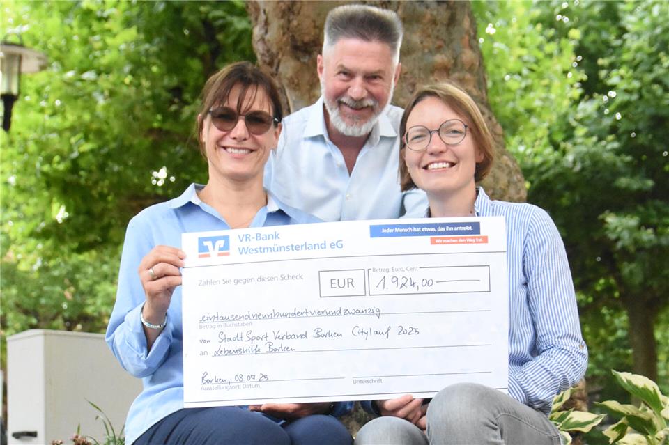 962 Läufer hatten sich beim 38. Citylauf für eine Chip-Spende entschieden. Sehr zur Freude der ersten Vorsitzenden Anja Versmold (links) und der Geschäftsführerin Karin Benning von der Lebenshilfe Borken – und natürlich von SSV-Chef Josef Nubbenholt.