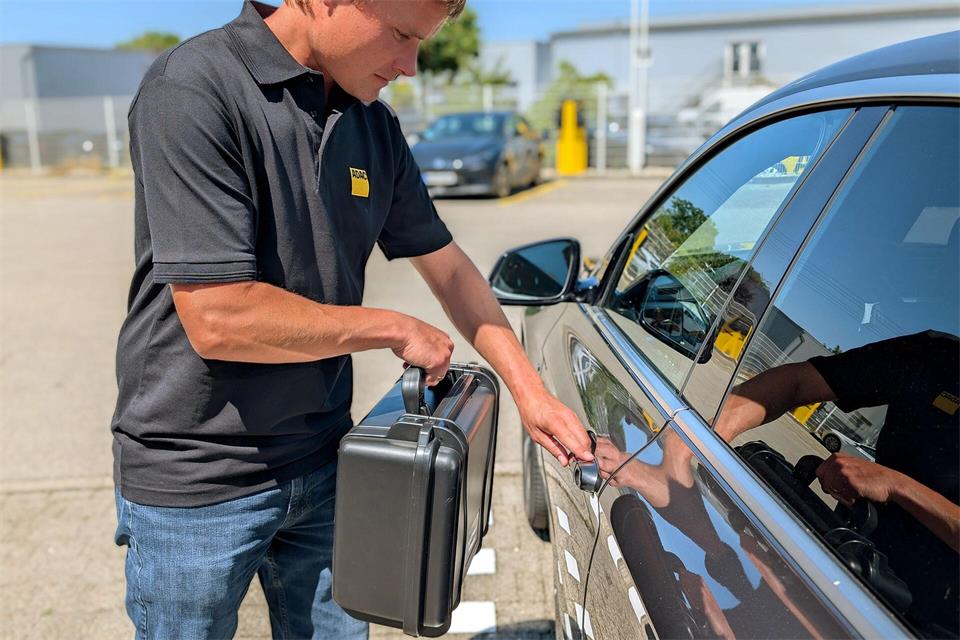 ADAC-Test: Mit einem Funkverlängerer kann überprüft werden, ob ein Keyless-System sicher ist.ADAC/Test & Technik/dpa-tmn