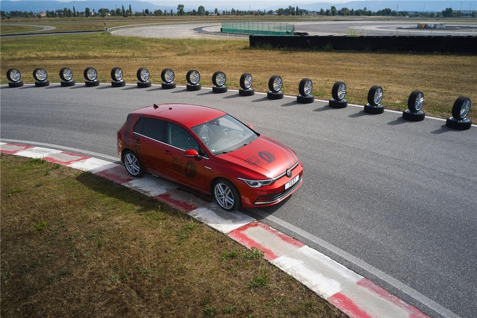 ADAC-Test: Nur die Hälfe der 16 geprüften Ganzjahresreifen sind empfehlenswert.Marc Wittkowski/ADAC/dpa-tmn