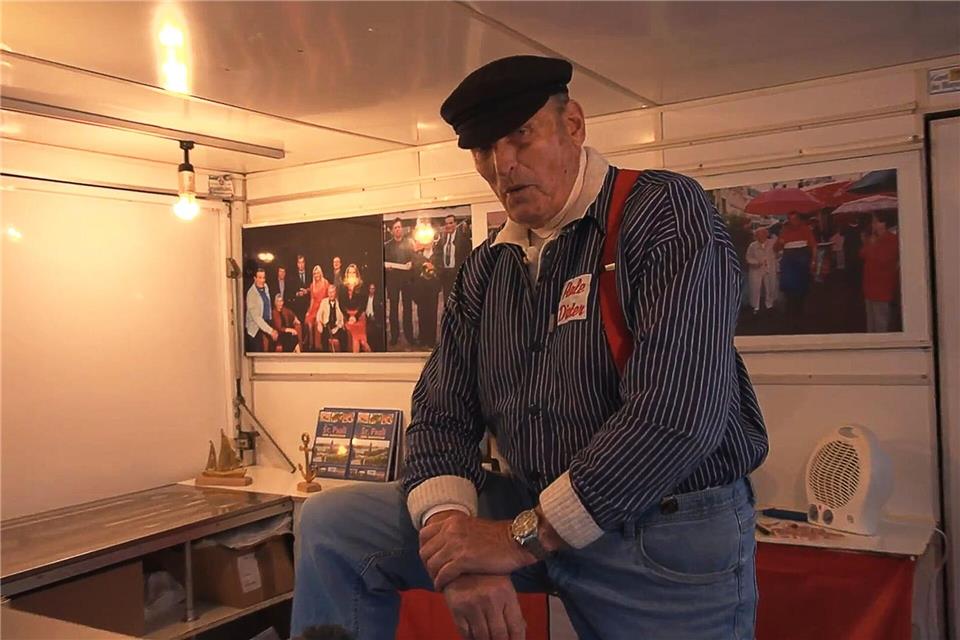 Aale-Dieter, der mit bürgerlichen Namen Dieter Bruhn heißt, steht in seinem Verkaufswagen (Archivbild).-/dpa