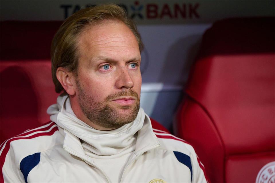 Aaron Danks vertritt seinen erkrankten Boss Vincent Kompany weiter. (Archivbild)Sven Hoppe/dpa