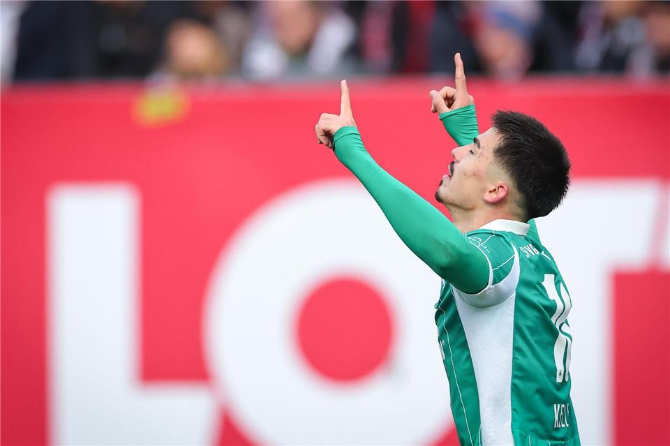 Aaron Keller jubelt nach seinem 2:2 für Fürth.Daniel Karmann/dpa