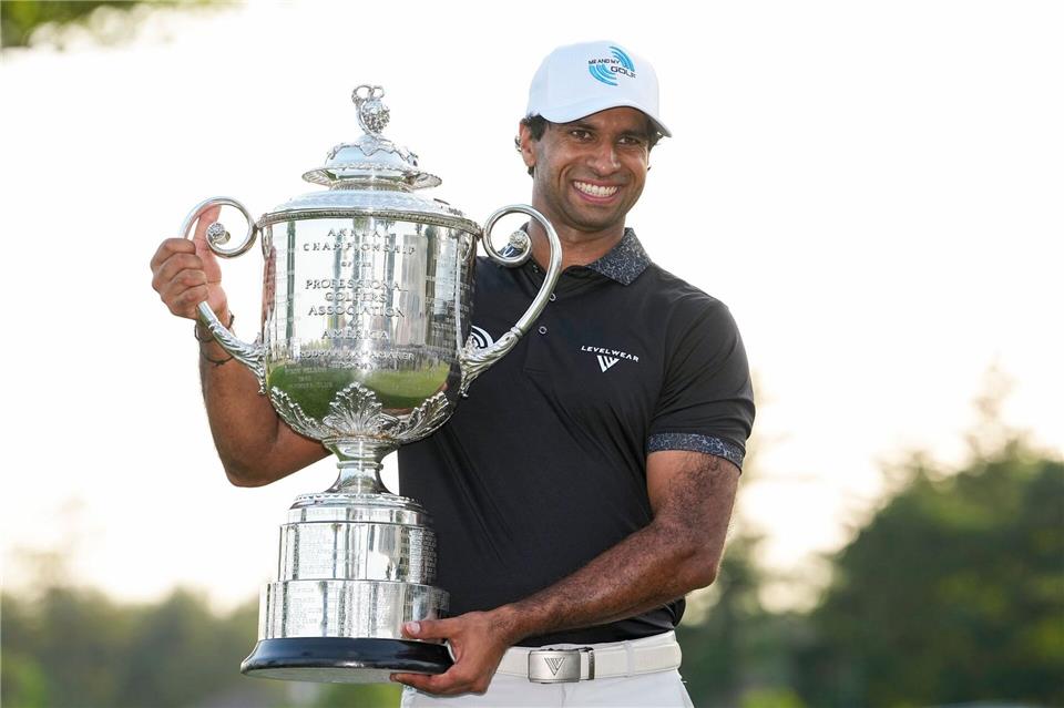 Aaron Rai erhielt für seinen Sieg bei der PGA Championship die Wanamaker-Trophäe.Frank Franklin II/AP/dpa