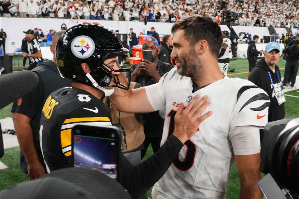Aaron Rodgers (l.) musste Joe Flacco zum Sieg gratulieren.Jeff Dean/AP/dpa