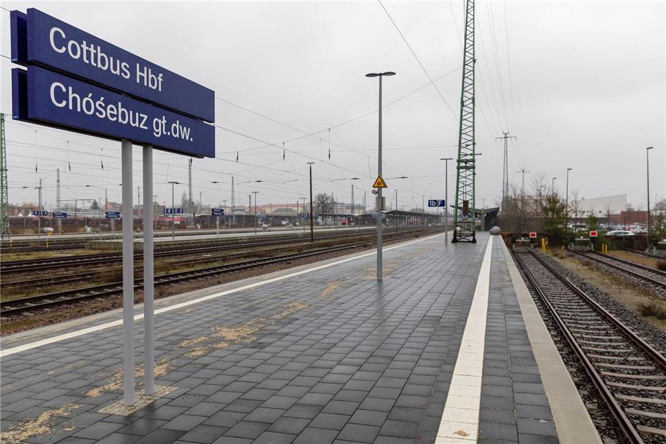 Ab 12 Uhr soll der Zugverkehr am Cottbuser Hauptbahnhof wegen der Bomben-Entschärfung eingestellt werden. (Archivfoto)Frank Hammerschmidt/dpa