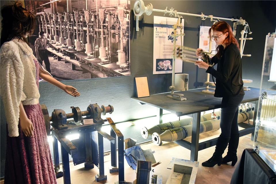 Ab 1910 wurden in Bitterfeld synthetische Edelsteine hergestellt, worüber es ab Ende Januar 2026 eine Ausstellung im Kreismuseum gibt. Waltraud Grubitzsch/dpa