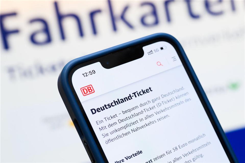 Ab 2026 müssen Bahnkunden erneut mehr für das Deutschlandticket bezahlen. (Archivbild)Julian Stratenschulte/dpa