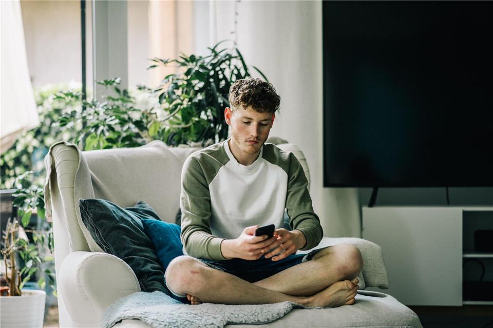 Ab 2026 sollen alle jungen Männer ab Jahrgang 2008 zu einer Musterung eingeladen werden: Die gesundheitliche Eignung wird dabei geprüft.Zacharie Scheurer/dpa-tmn