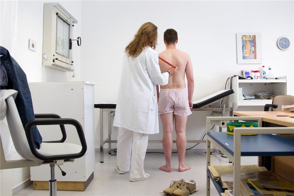 Ab 2026 sollen alle jungen Männer ab Jahrgang 2008 zu einer Musterung eingeladen werden: Die gesundheitliche Eignung wird dabei geprüft.Friso Gentsch/dpa/dpa-tmn