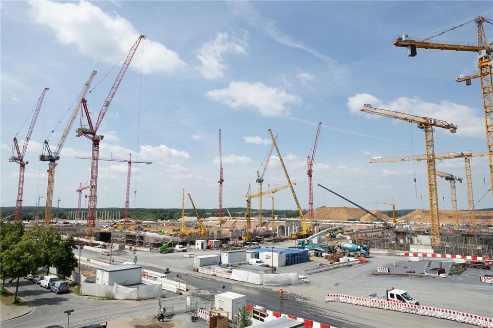 Ab 2027 will ESMC in der Fabrik in der sächsischen Landeshauptstadt Mikrochips für die Autoindustrie herstellen. (Archivbild)Sebastian Kahnert/dpa