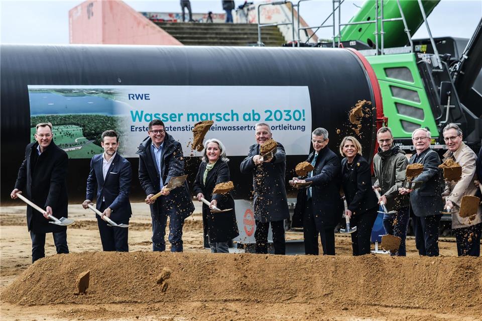 Ab 2030 soll rund 40 Jahre lang Rheinwasser in den Tagebau Hambach fließen, damit ein See daraus wird. Oliver Berg/dpa