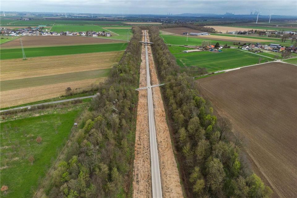 Ab 2036 wird ein Teil des Rheinwassers abgezweigt und auch in den Tagebau Garzweiler geleitet.Oliver Berg/dpa