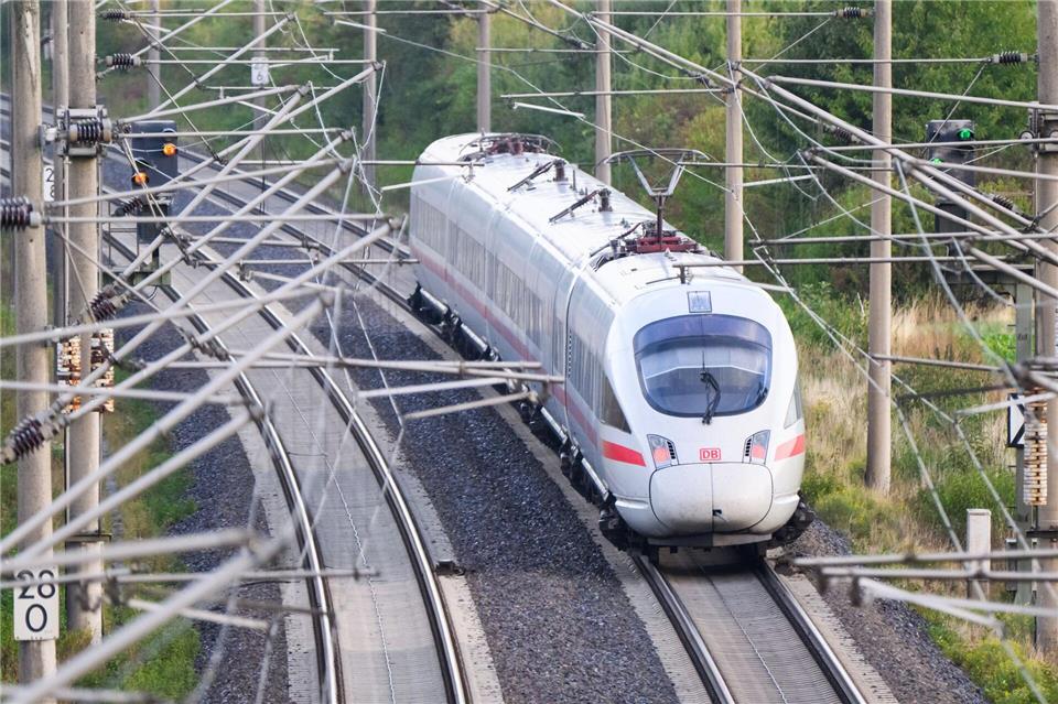 Ab Anfang Oktober wird die Strecke zwischen Lehrte und Berlin umfangreich saniert. Das betrifft vor allem den Fernverkehr zwischen Berlin und Hannover und weiter nach Nordrhein-Westfalen. (Symbolbild)Julian Stratenschulte/dpa