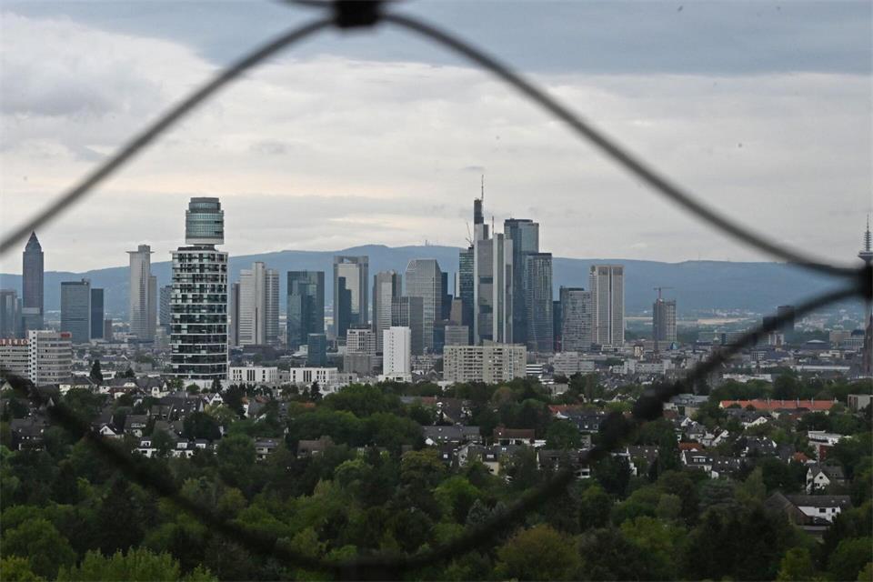 Ab Dienstag zeigt sich der Himmel vermehrt bewölkt. (Symbolbild)Lea Winkler/dpa