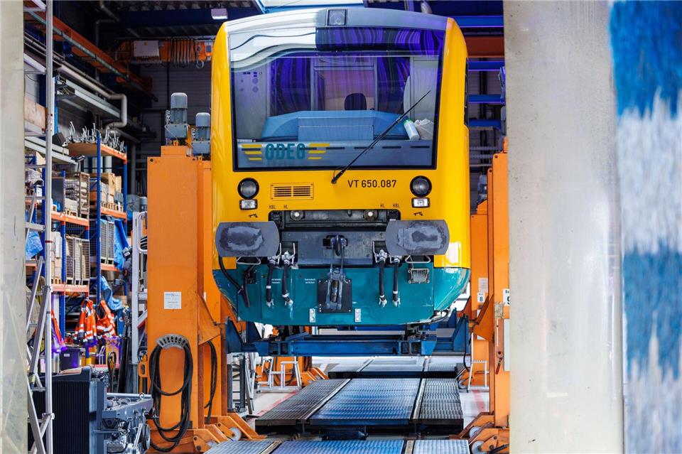 Ab Ende 2027 will die private Eisenbahngesellschaft Odeg schrittweise 14 Batteriezüge aufs Gleis bringen.Jens Büttner/dpa