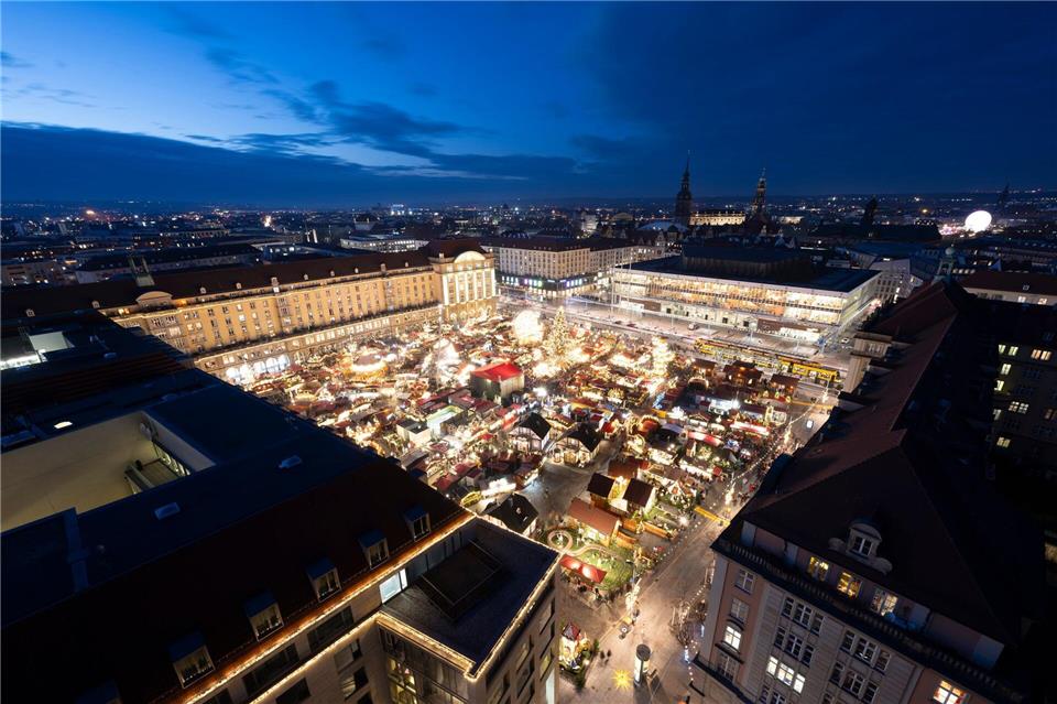 Vorbereitungen für den Striezelmarkt laufen  Ab Ende November erstrahlt der Altmarkt in Dresden wieder. (Archivfoto)Sebastian Kahnert/dpa