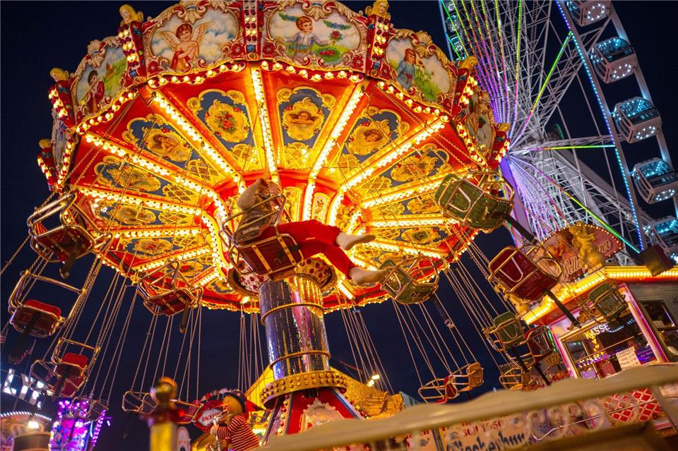 Ab Freitag drehen wieder zahlreiche Karussells auf der Bürgerweide ihre Runden. (Archivbild)Sina Schuldt/dpa