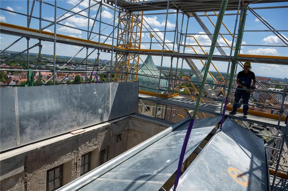 Ab Herbst 2027 sollen die Besucher wieder den dann frisch sanierten Turm besteigen können.Stefan Puchner/dpa