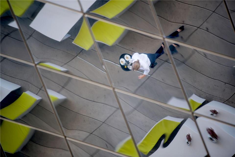 Ab Januar 2026 steigt der Mindestlohn auf 13,90 Euro pro Stunde, wodurch die Verdienstgrenze für Minijobs auf 603 Euro im Monat angehoben wird.Marijan Murat/dpa/dpa-tmn