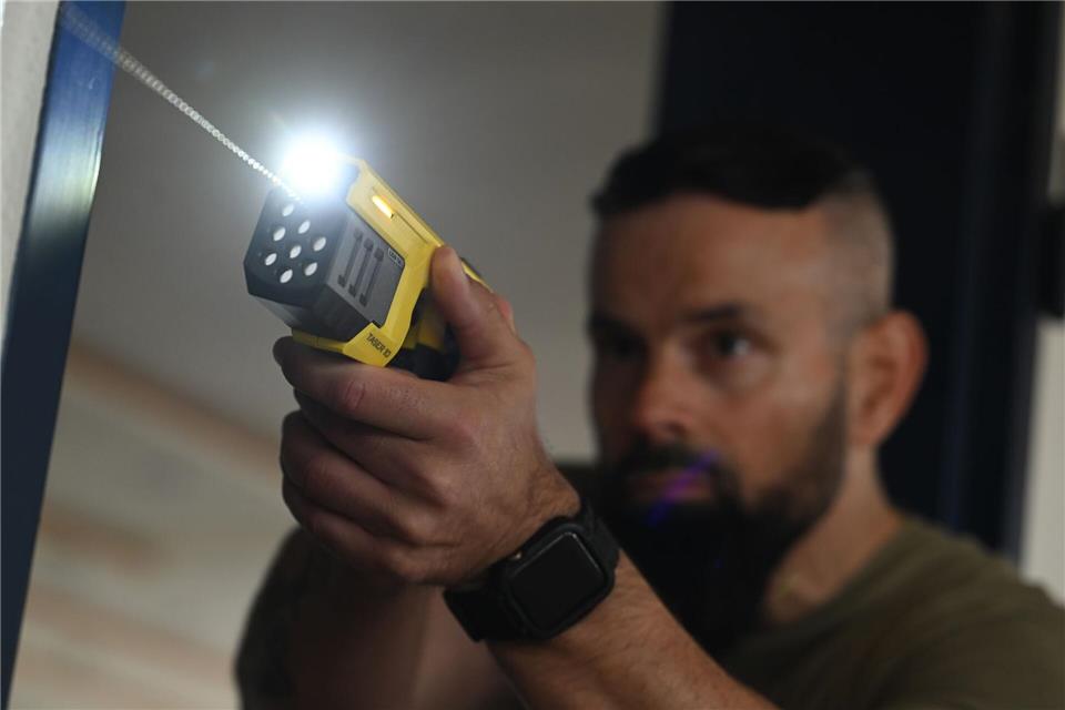 Ab Januar testen auch Streifenbeamte der Polizei im Südwesten sogenannte Taser. (Archivbild)Marijan Murat/dpa