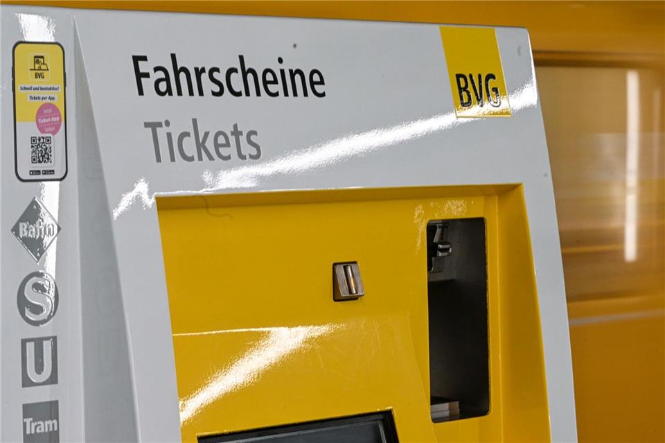 Ab Januar wird Bus- und Bahnfahren in Berlin und Brandenburg teurer. (Archivbild)Jens Kalaene/dpa