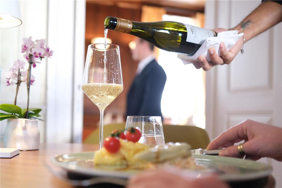 Ab Januar wird weniger Steuer beim Restaurantbesuch fällig. Flächendeckende Preissenkungen für Kunden wird es der Branche zufolge aber nicht geben. (Symbolbild) Bernd Weißbrod/dpa