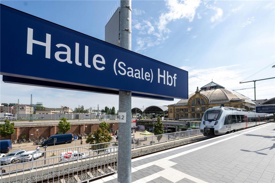 Ab Juli kommt es zu Einschränkungen auf der Zugstrecke zwischen Halle und Kassel. (Symbolbild)Hendrik Schmidt/dpa