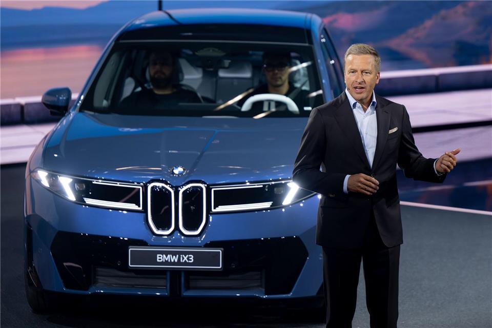 Ab Mitternacht ist nicht mehr Oliver Zipse, sondern Milan Nedeljkovic BMW-Chef. Der iX3 als erstes Modell der Neuen Klasse gehört zu seinem Vermächtnis. (Archivbild)Sven Hoppe/dpa