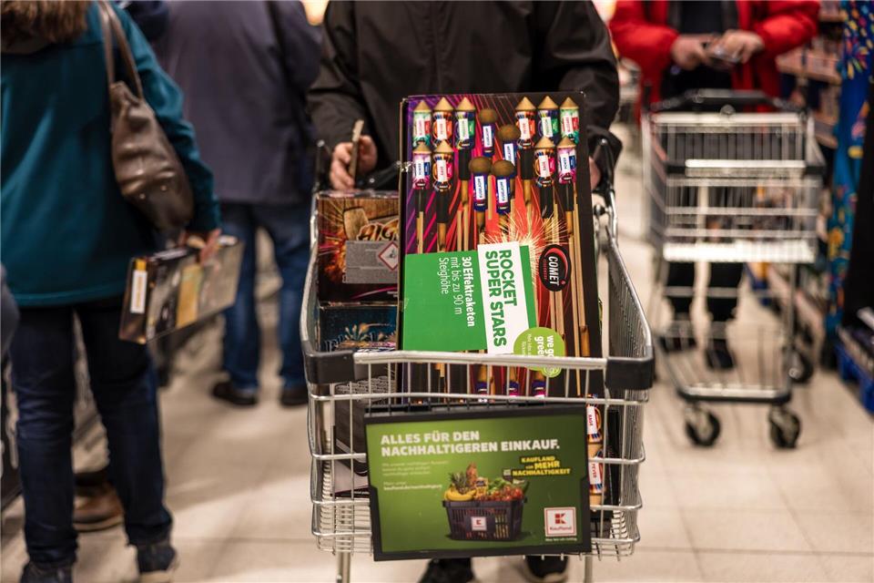 Ab Montag startet der Verkauf von Feuerwerkskörpern für Silvester. (Archivbild). Frank Hammerschmidt/dpa