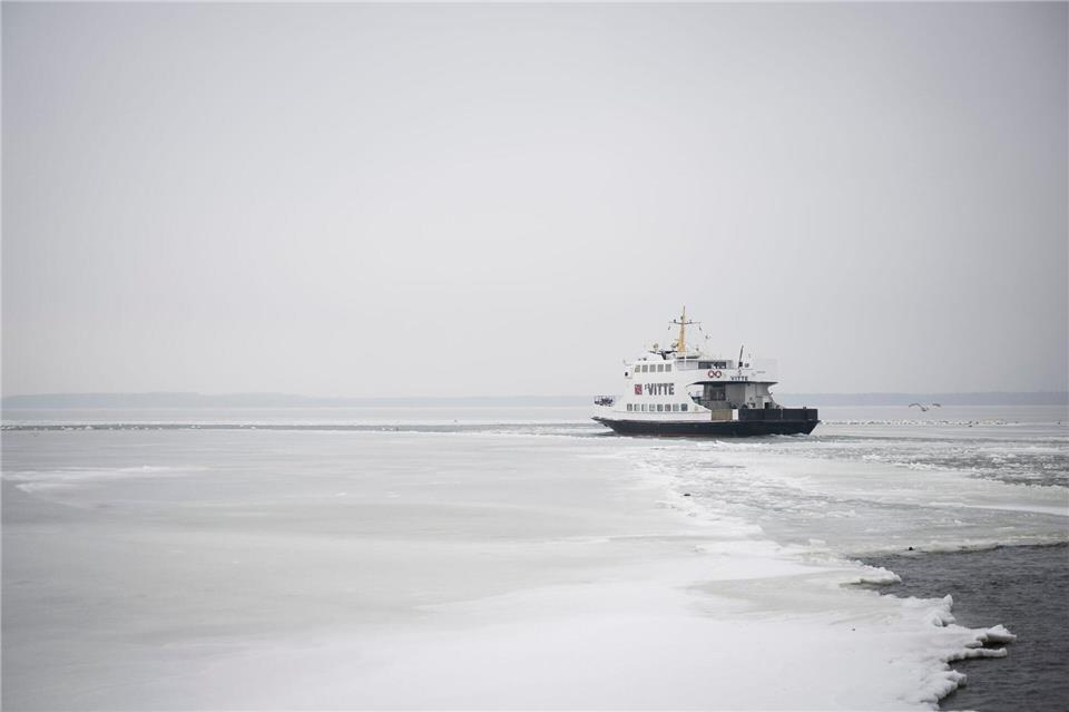 Ab Samstag wieder am Start: Die Fähre „Vitte“ auf dem Weg nach Hiddensee.Philip Dulian/dpa