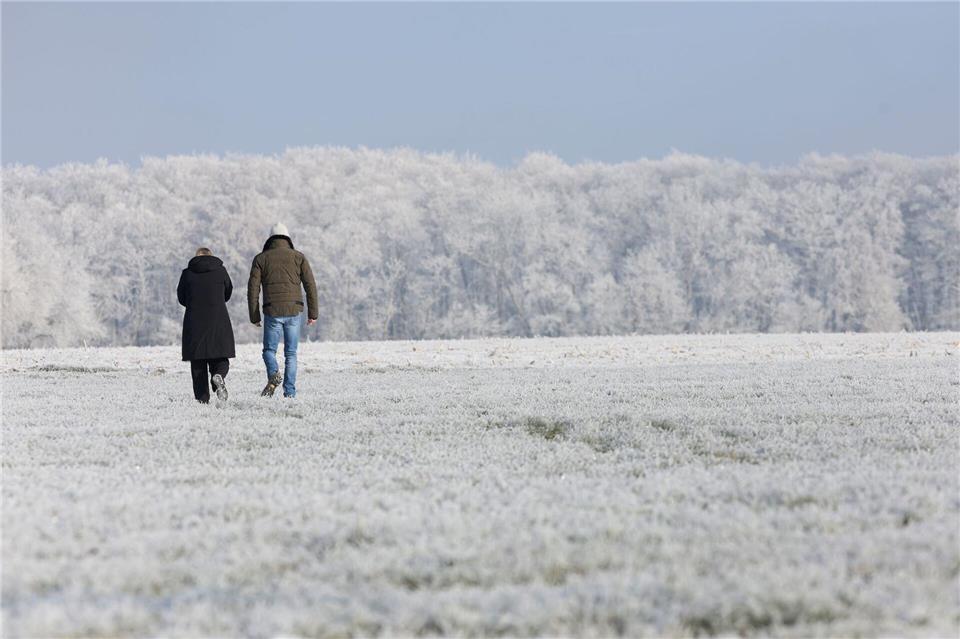 Ab Sonntagnachmittag sollen Niederschläge aufkommen. Vorher zog es manche Spaziergänger noch nach draußen - wie hier bei Sonnenschein auf der Schwäbischen Alb.Thomas Warnack/dpa