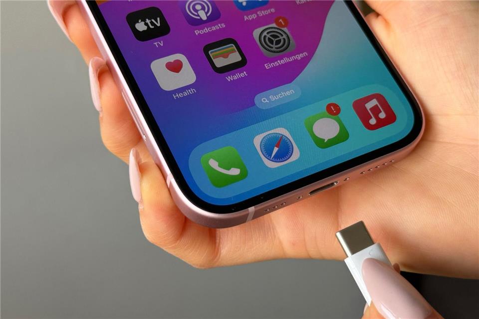 „Slow Charger“-Hinweis am iPhone: Ein Grund zur Sorge?  Ab an den Strom: Neu bei iOS 26 ist eine Anzeige auf dem Sperrbildschirm, die darüber informiert, wie lange es noch dauert, bis der Akku voll aufgeladen ist.Christoph Dernbach/dpa-tmn