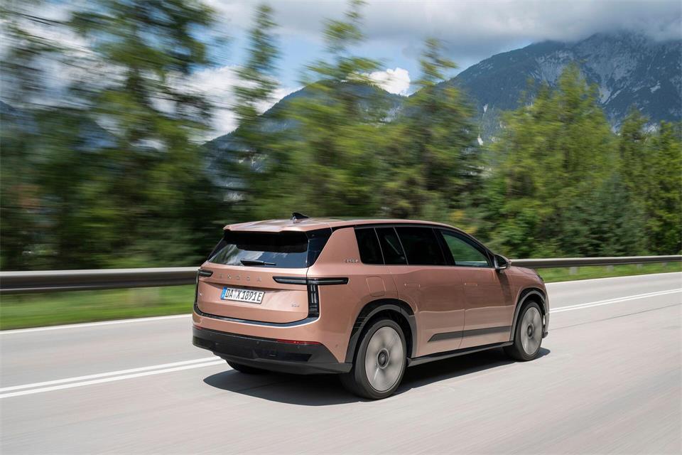 Ab auf die linke Spur: Zumindest bis zu 180 km/h schnell kann der neue große E-Skoda je nach Version werden.·koda Auto/dpa-tmn