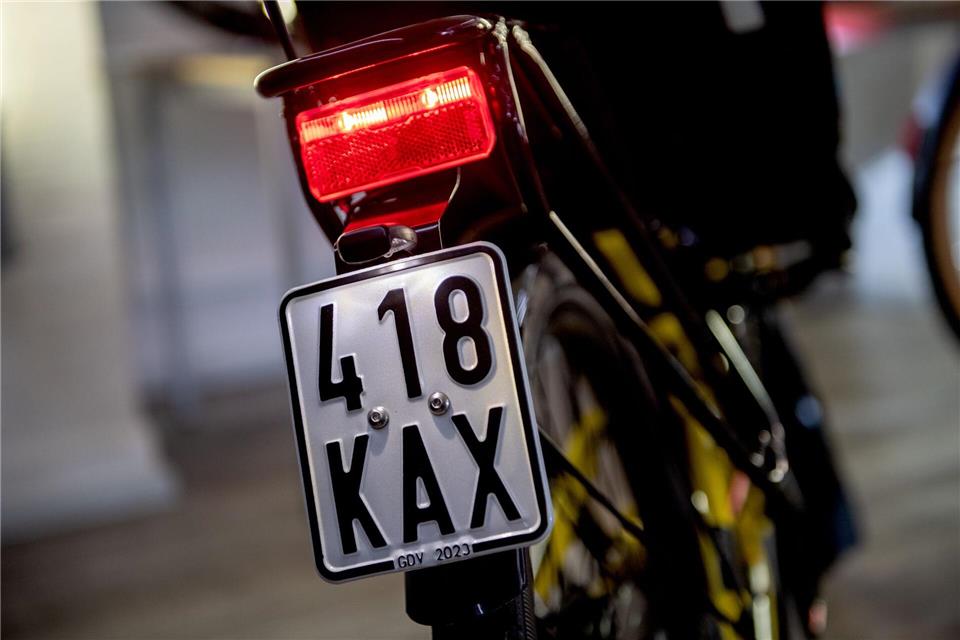Ab dem 1. März 2026 gilt: Nur noch schwarze Versicherungskennzeichen sind für Fahrzeuge wie S-Pedelecs, Mofas, Mopeds und E-Roller gültig.Zacharie Scheurer/dpa-tmn