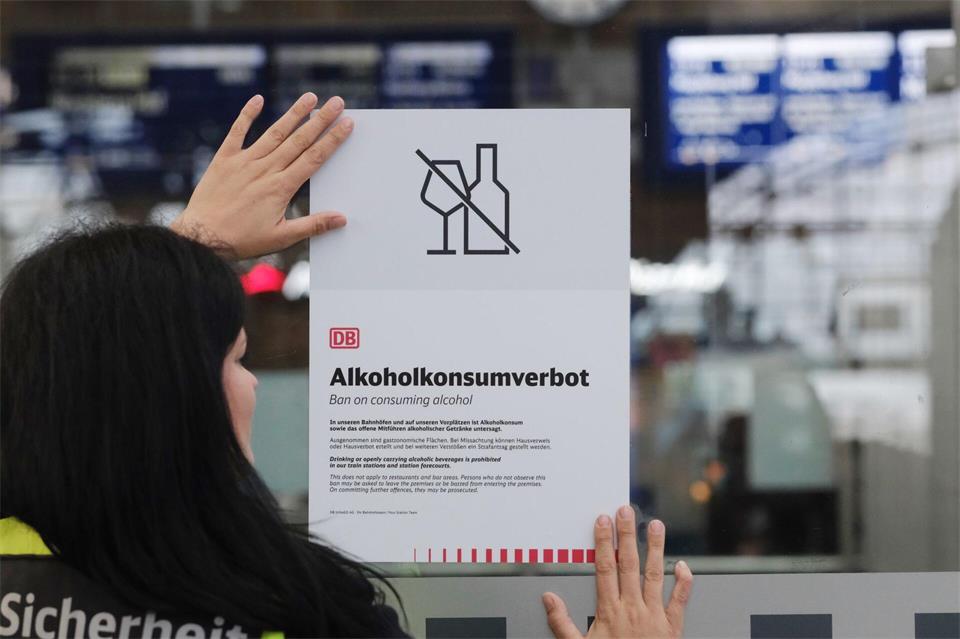 Ab dem 15. Oktober gilt das Alkoholverbot bundesweit an Bahnhöfen. Sebastian Willnow/ dpa/dpa