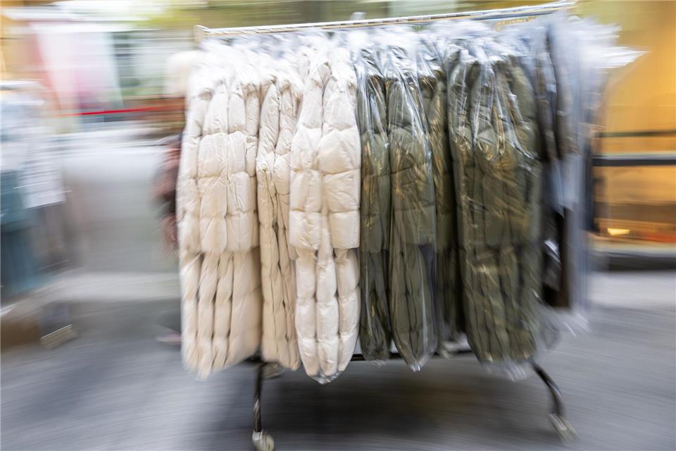 Ab dem 19.7. gilt eine neue EU-Vorschrift: Große Firmen in der EU dürfen ungetragene Kleidung nicht mehr entsorgen. (Symbolbild)Peter Kneffel/dpa