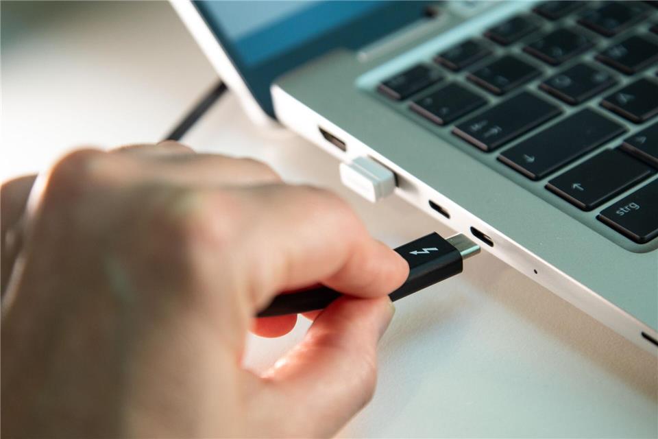 Ab dem 28. April müssen auch alle neuen Notebooks, die in der EU verkauft werden, einen USB-C-Anschluss zum Laden beziehungsweise für den Netzbetrieb haben.picture alliance/dpa/dpa-tmn