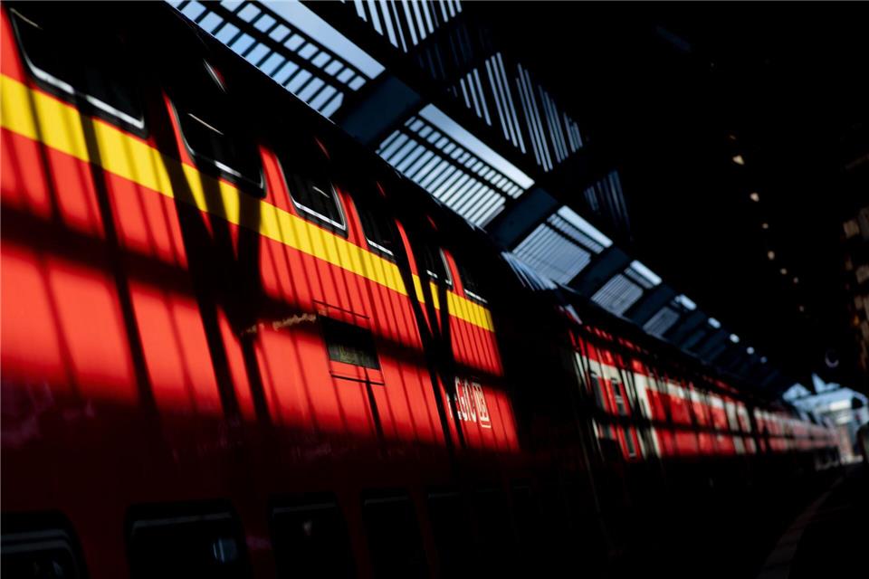 Lösung für Bahnproblem Magdeburg-Berlin in Sicht Ab dem 28. November soll die RE1 zwischen Magdeburg und Berlin wieder durchfahren. (Symbolbild)Hauke-Christian Dittrich/dpa