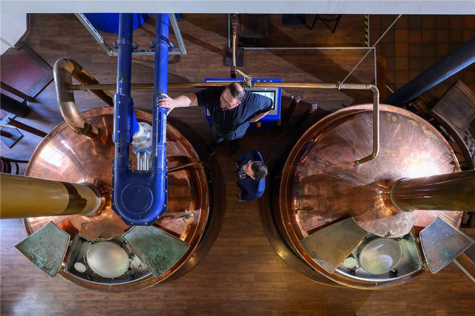 Ab dem 4. September kann das Bauhaus-Jubiläumsbier getrunken werden. (Symbolbild)Hendrik Schmidt/dpa
