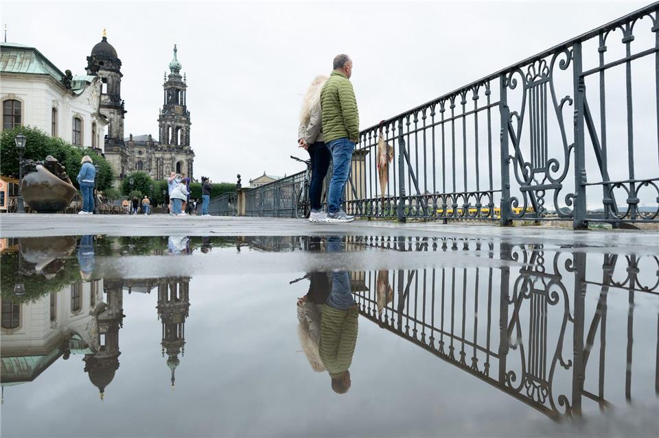 Ab dem Abend kommt es in Sachsen örtlich zu Schauern und Gewittern. (Archivbild)Sebastian Kahnert/dpa