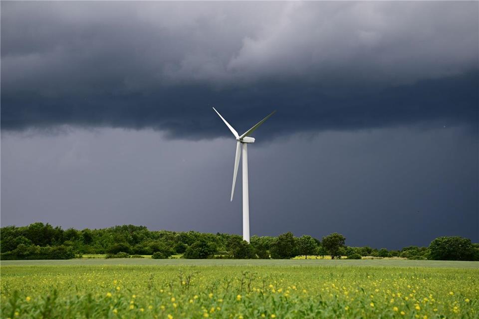 Ab dem Nachmittag sollen vermehrt kräftige Gewitter auftreten. (Archivbild)Julian Stratenschulte/dpa